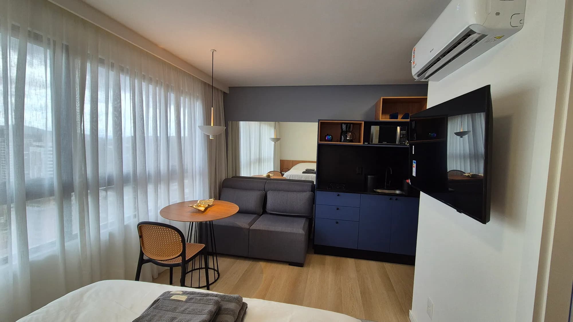 Foto de [BAIXOU VALOR] LOFT MOBILIADO AO LADO VILA GERMÂNICA