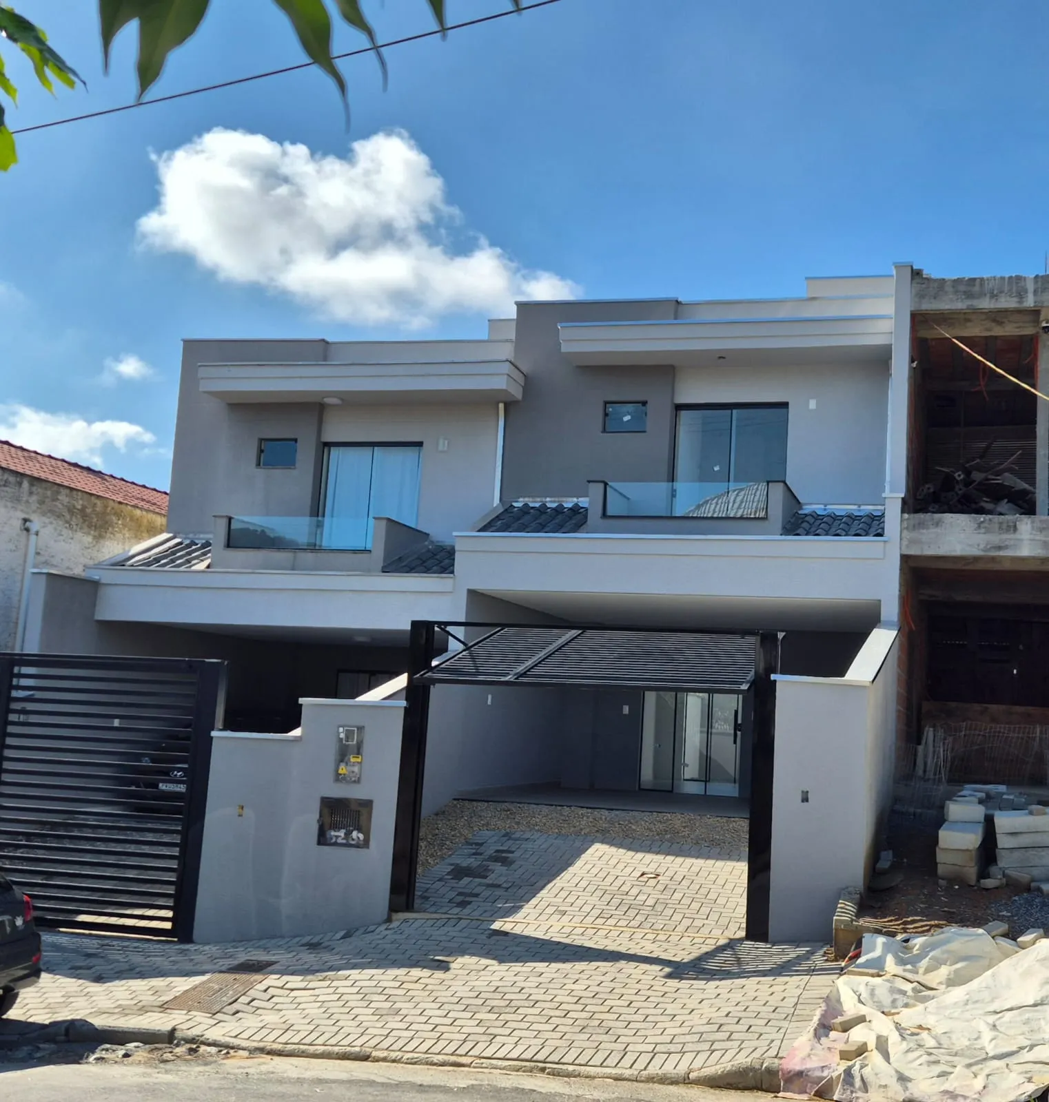 Foto de SOBRADO RECÉM ENTREGUE COM 3 DORMITÓRIOS (1 SUÍTE) E 2 VAGAS DE GARAGEM LADO A LADO